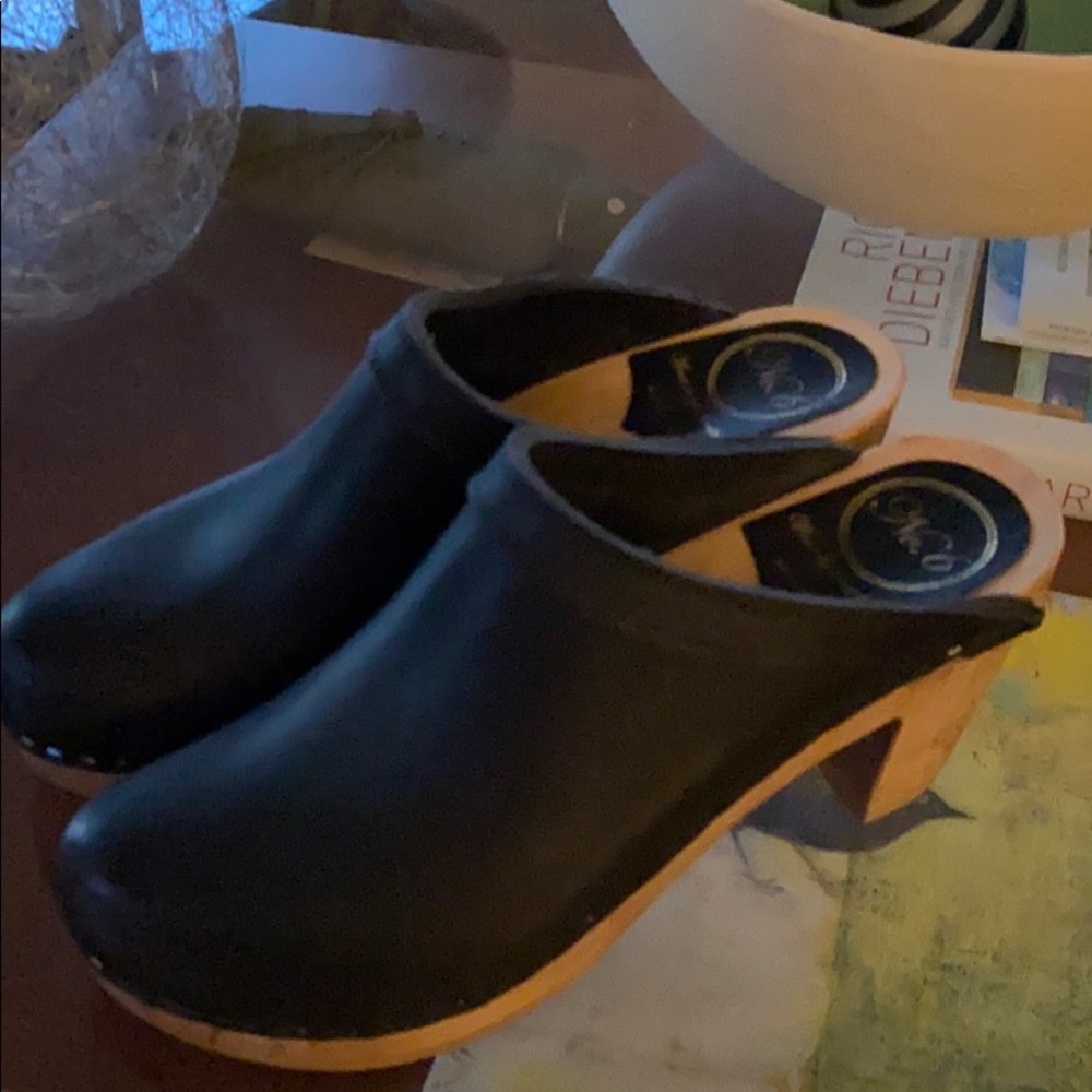 No. 6 high heel clog